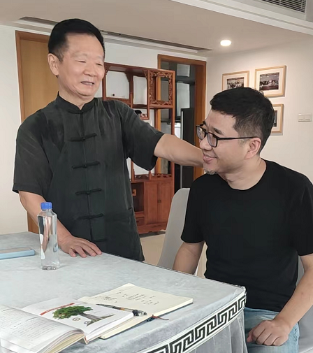 郭老師為尼高品牌設(shè)計總監(jiān)聶廣演示推拿